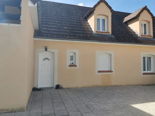 Maison de 2007 avec quatre chambres et un bureau
