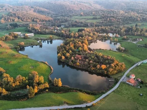 8 ha, 2 maisons, prairies, forêt, grand lac