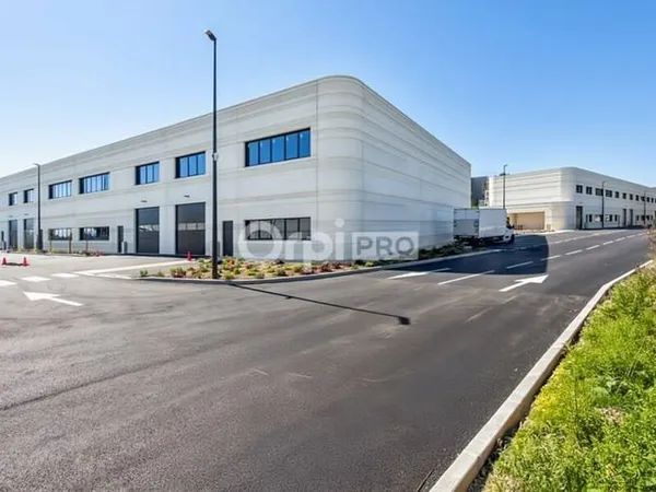 Local d'activité 884 m²