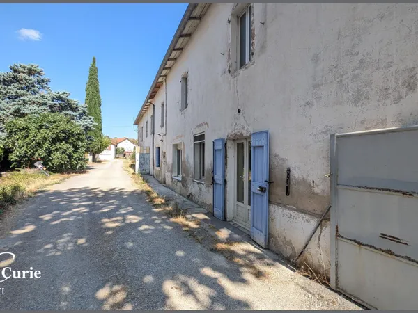 Maison d'environ 160m² à rénover avec deux garages