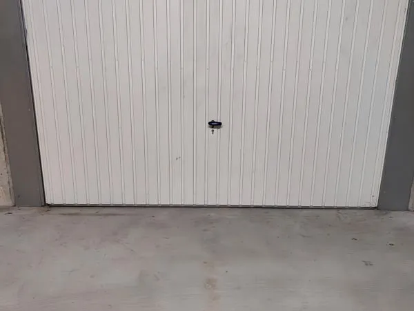 Box Souterrain Fermé De Stockage ou Parking