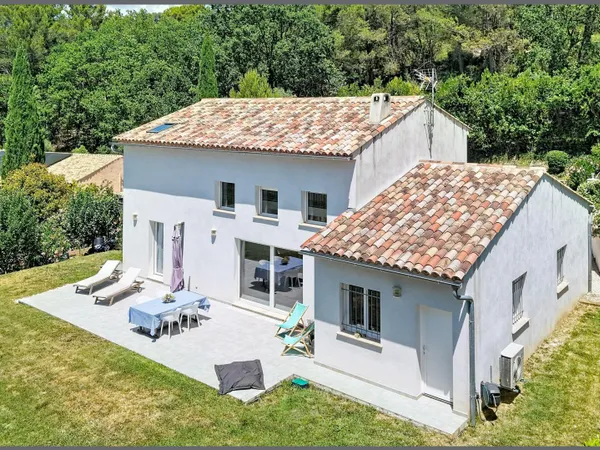 Villa récente de 138m² posée sur 1300m² de terrain clos