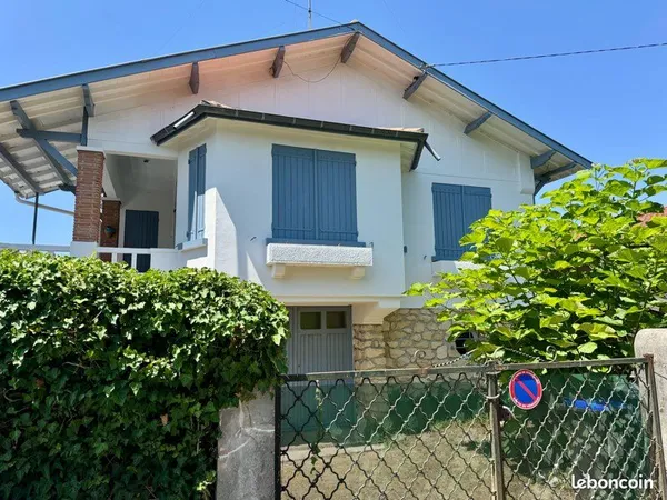 Villa au Betey, 60 m de la plage et 50 m du petit port, 114 m2 habitables, trois chambres, plus un b