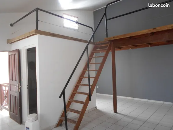 Grand studio vide 44m2 au bourg du François