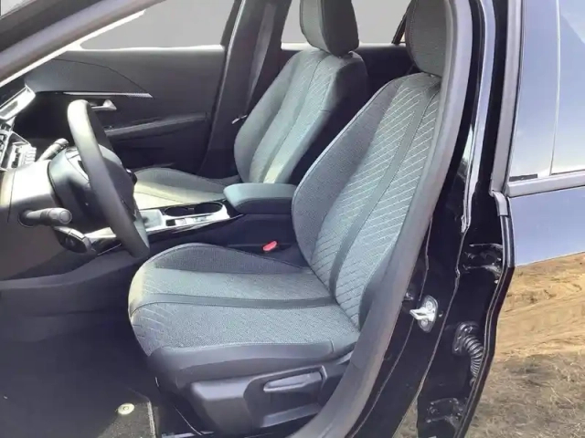 Peugeot 208 turbo 100 ch bvm6 — photo 11