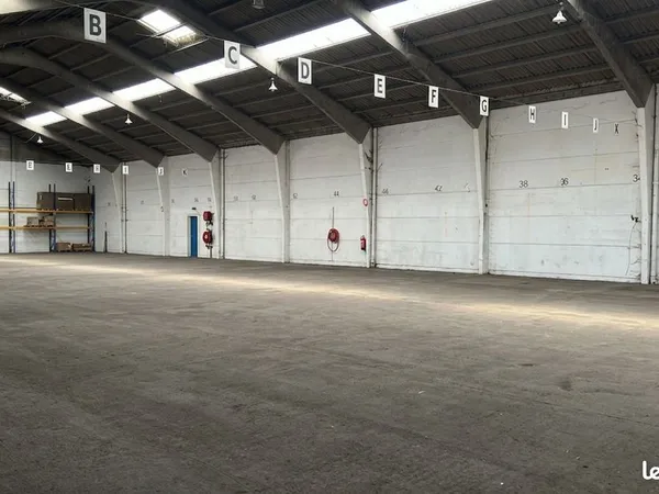 À LOUER - ENTREPÔT PROFESSIONNEL DE 1 500 m² - SAINT-POL-SUR-MER (59430)