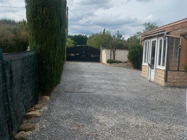 Maison plain-pied 89 m² avec terrain clos arboré et grande grande terrasse couverte 3 chambres