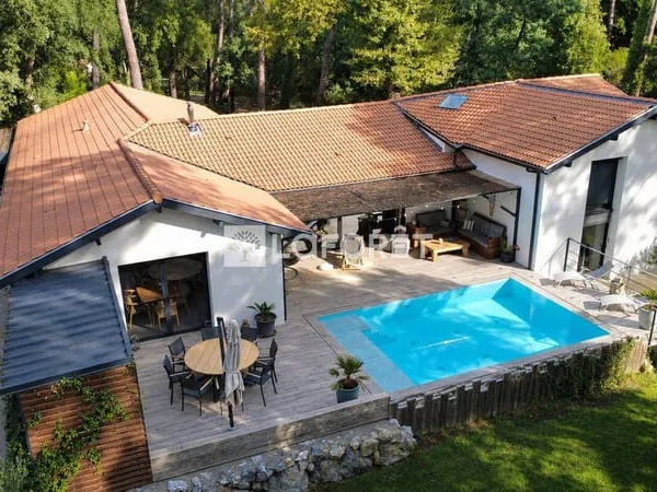 Maison 9 pièces 261 m²