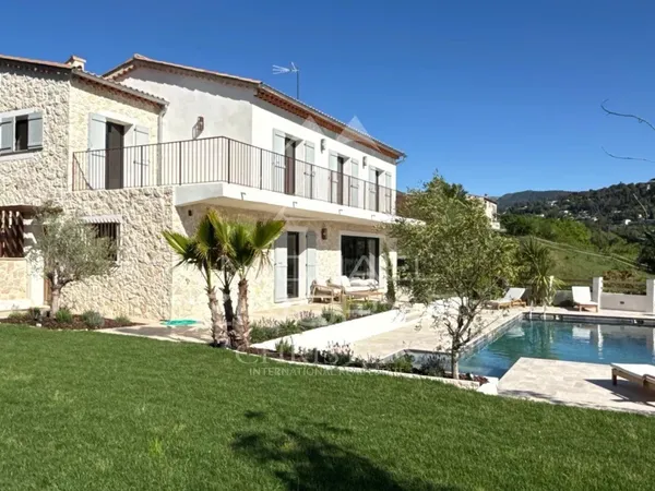 Vue panoramique sur le village de Saint Paul de Vence