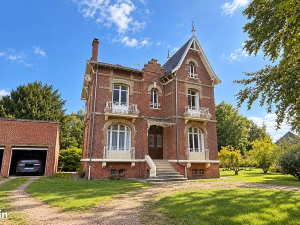 Maison de maître de 170 m² - 5 chambres - terrain de 2 860 m² - double garage - charme et potentiel
