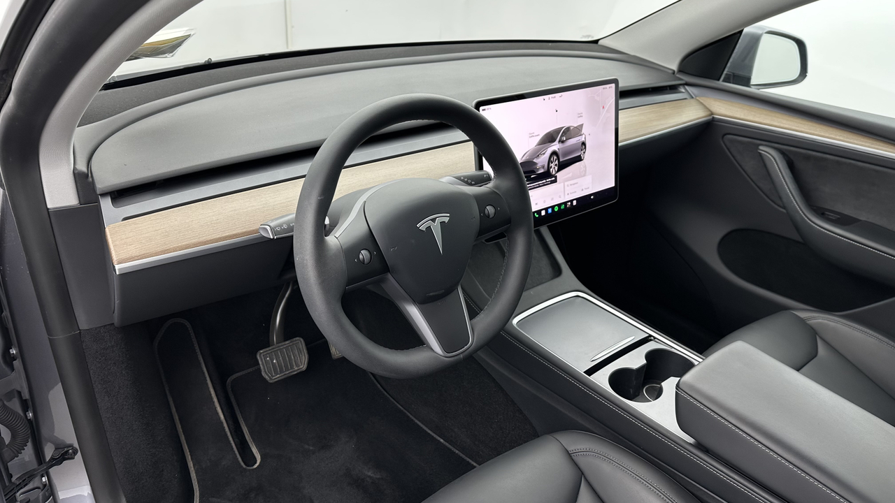 Tesla MODEL Y Standard RWD — photo 11