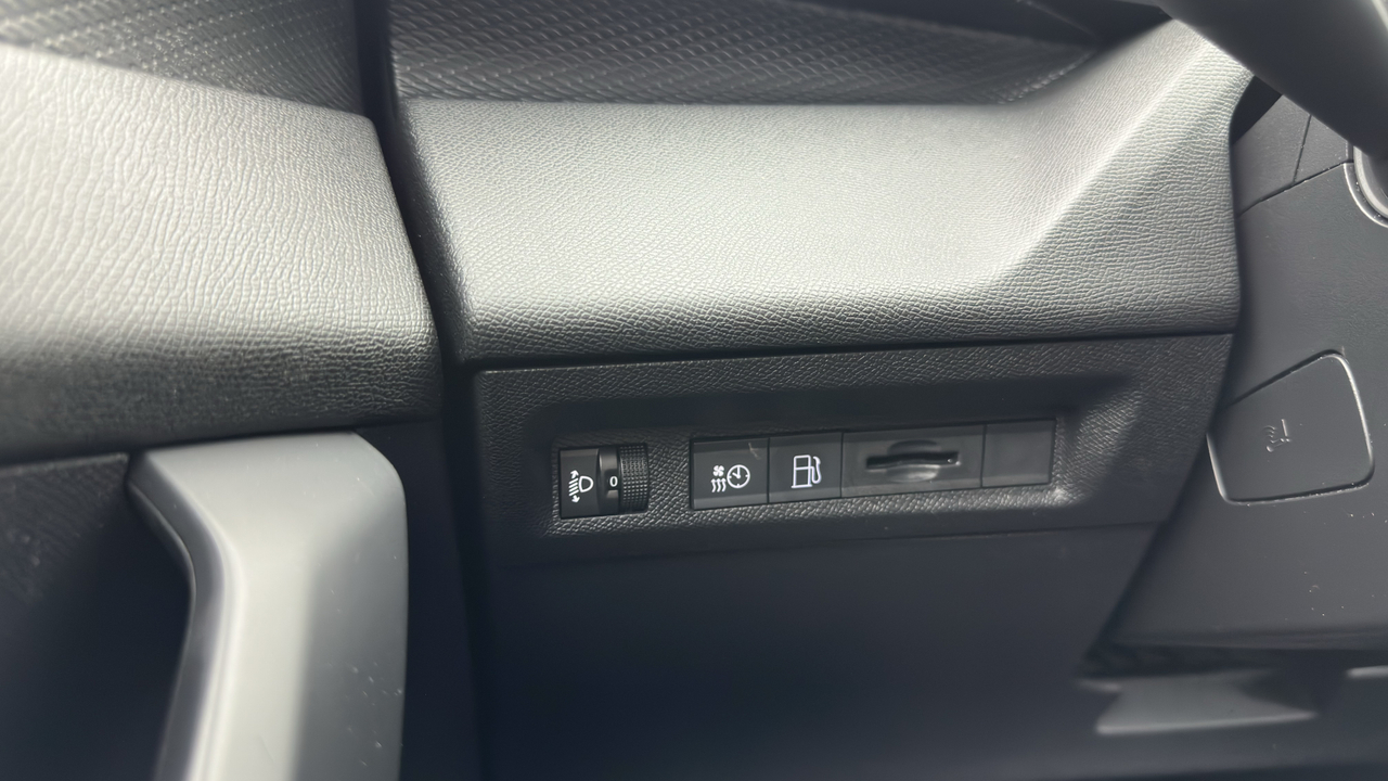 Peugeot 308 SW PHEV 180 e-EAT8 — photo 15