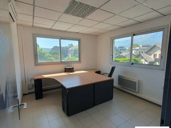 Bureau 60 m²