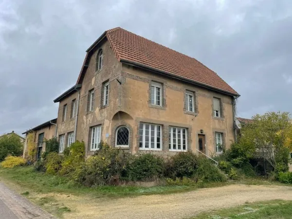 Maison lorraine à fort potentiel + 300 m² d'annexes - Axe Verdun / Étain