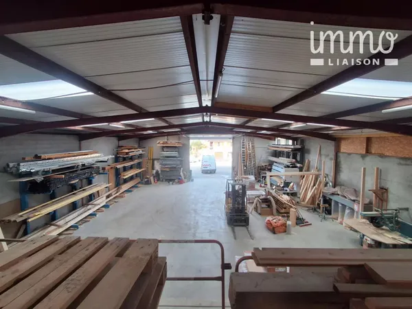 Entrepôt de 400 m2 au sol avec mezzanine de 50 m2