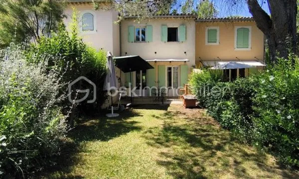 Maison avec un jardin sur le golf de Pont-Royal