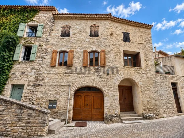 Immeuble de caractère au coeur de Vézénobres 3 appartements