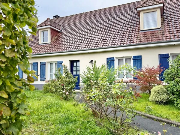 Maison moderne quartier résidentiel avec jardin et garage au