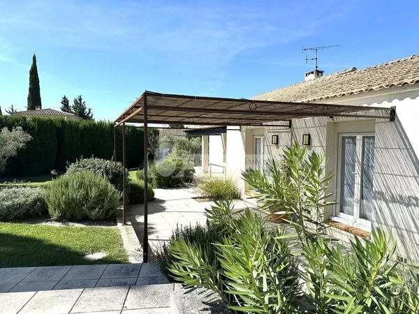 Maison de plain-pied proche centre de Fontvieille.
