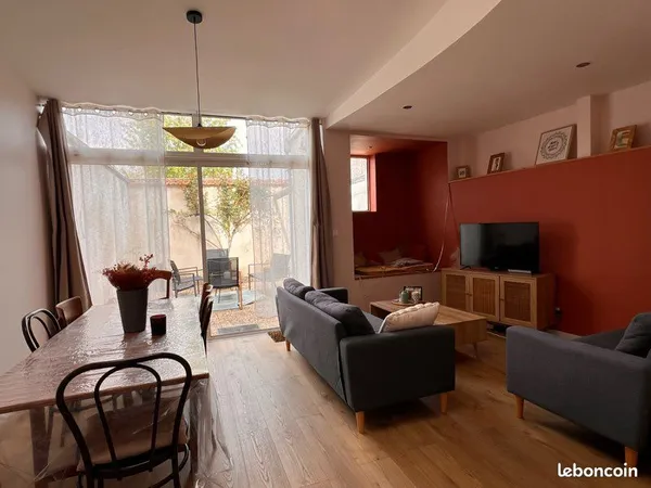 Maison de caractère rénovée avec élégance, cinq chambres et terrasse intimiste