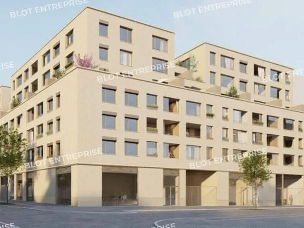 Local commercial 243 m²