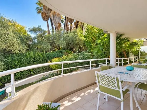 Appartement d'angle avec grande terrasse, garage et cave, à