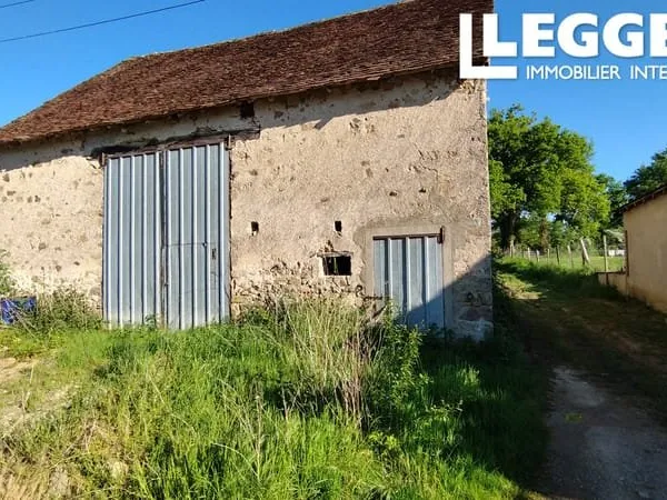 Une opportunité d'acquérir une grange avec un terrain, parfait pour un futur enfermement et quitter 