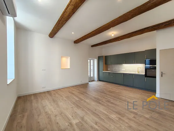 APPARTEMENT ENTIEREMENT RENOVE AVEC BALCON