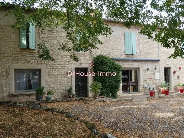 SOMPTUEUSE PROPRIÉÉ EN PIERRE SUR 4 HA DE TERRAIN, PISCINE, VUE IMPRENABLE, CALME, DÉPENDANCES.