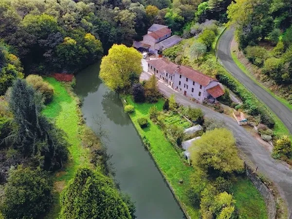 Proche de Rochechouart , authentique moulin avec rivière et chute d'eau -cadre naturel exceptionnel-