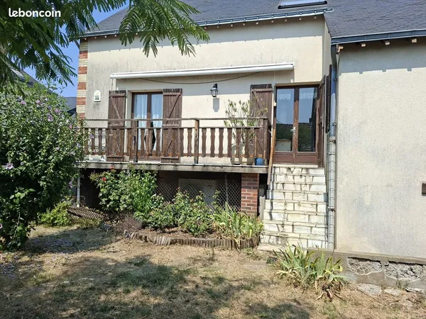 Malicorne sur Sarthe Maison ancienne avec jardin et garage
