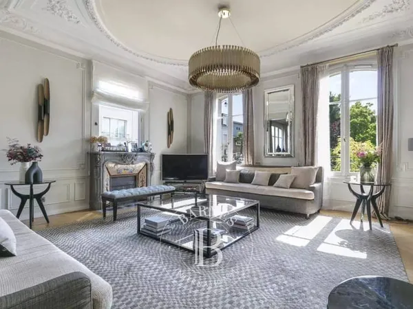 Maison 10 pièces 353 m²