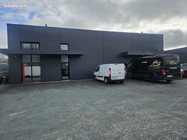 Local 300 m² Saint-Georges-des-Coteaux