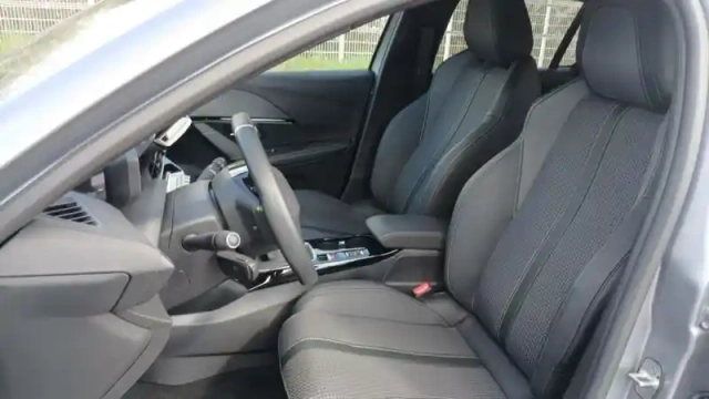 Peugeot 208 puretech 100 s&amp;s bvm6 — photo 10