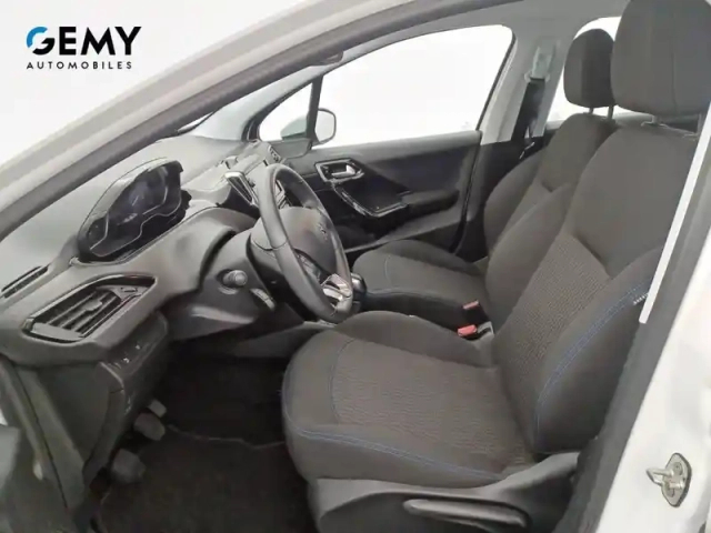 Peugeot 208 puretech 82ch s&amp;s bvm5 — photo 9