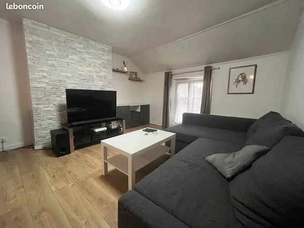 Agréable 2 pièces meublé - LINAS - 800 euros par mois charges comprises
