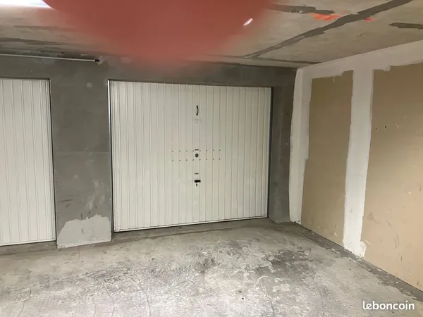 Garage fermé en sous-sol