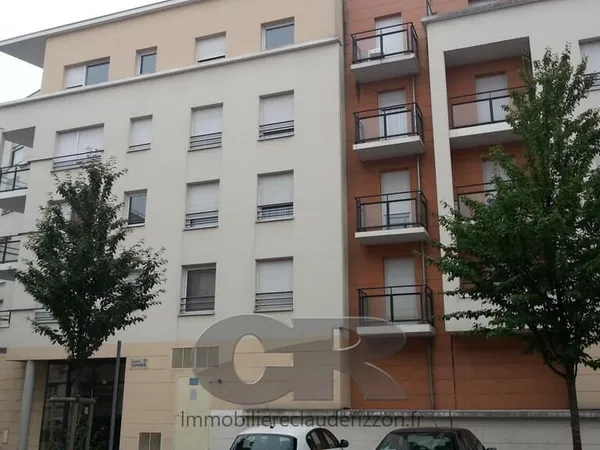 A LOUER 3 PIECES HOPITAL CENTRAL
