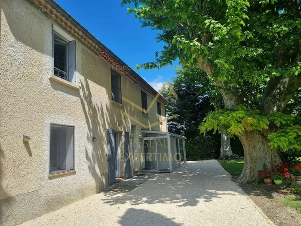 Mas de campagne scindée en 6 Appartements T2 sur un parc arboré de 5446m2