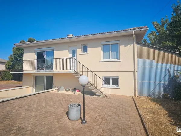 Maison d'environ 138m² rénovée en 2020 sur une parcelle de 1180m²