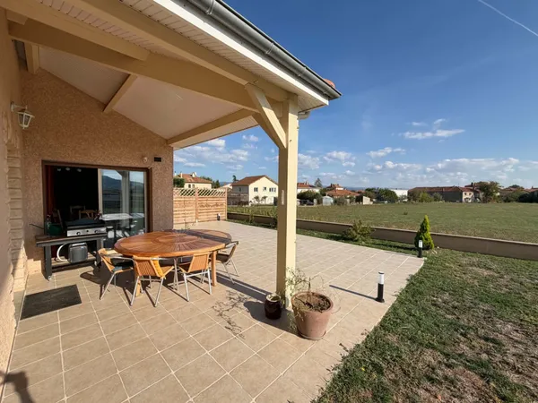 Maison plain-pied avec garage double et terrain