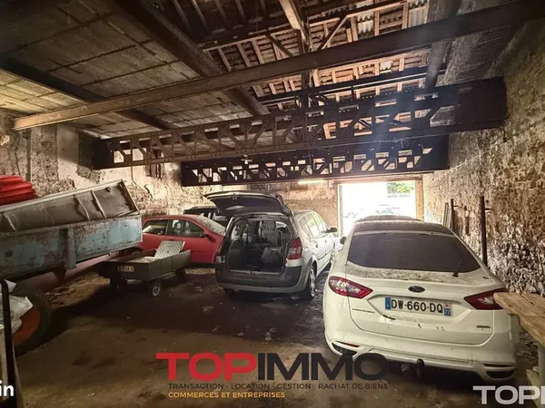 Parking/box 1 pièce 200 m²