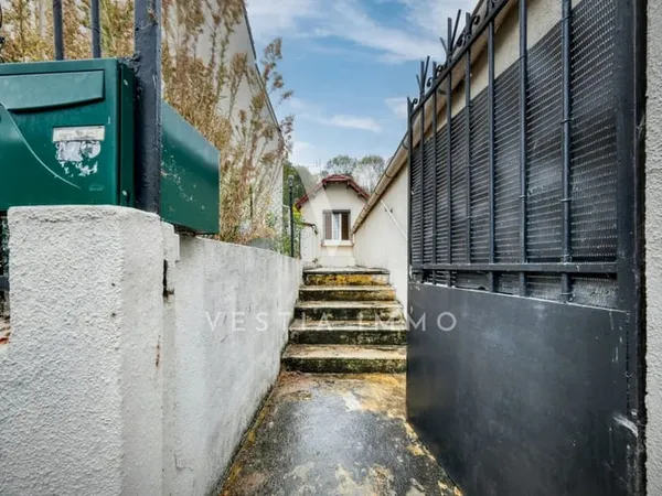 NOISY-LE-SEC/ROMAINVILLE. Petite maison à fort potentiel d'extension/surélévation