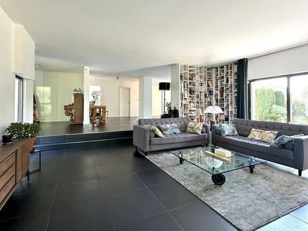 Maison 8 pièces 232 m²