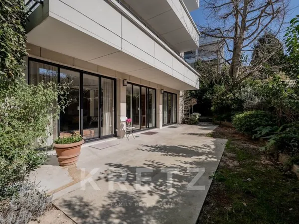 Neuilly Saint James. Duplex jardin terrasse. 4 chambres