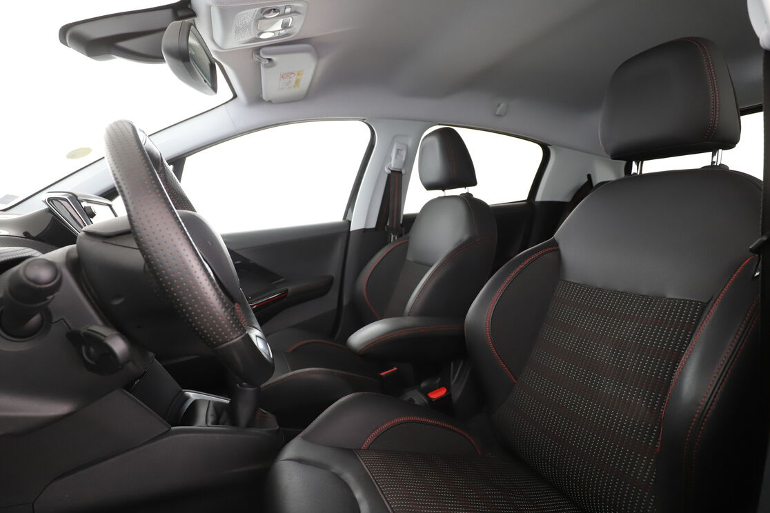 Peugeot 208 1.6 Blue-HDi GT Line — photo 9