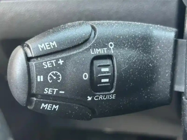 Peugeot 2008 1.2 puretech 100ch s&amp;s style — photo 12