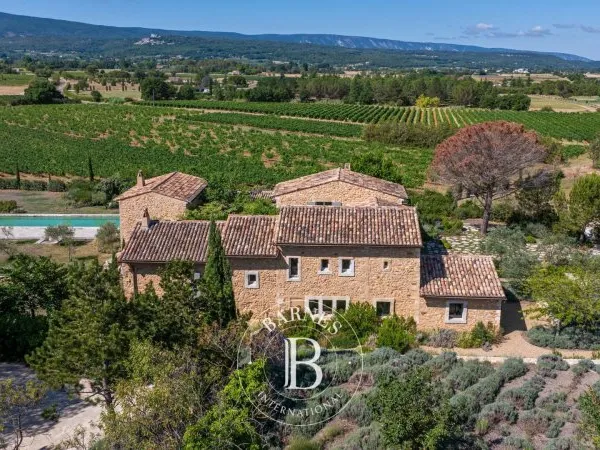 BONNIEUX - PROPRIETE D'EXCEPTION - 8 CHAMBRES - MAISON DE GARDIEN - COURT DE TENNIS - PISCINE - PARC