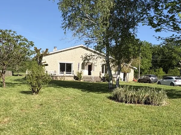 CHARMANTE MAISON EN PIERRE DE PLAIN PIED, AU CALME, PROCHE DES COMMODITES.