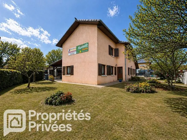 Gex - Entrepôt, Garages et Maison + stockage dans zone commerciale